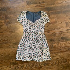 Zara mini daisy dress with sweetheart neckline. Size small.